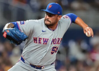 Sean Manaea delivers a pitch during the Mets' loss to the Marlins on May 22, 2026 in Miami.