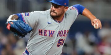 Sean Manaea delivers a pitch during the Mets' loss to the Marlins on May 22, 2026 in Miami.