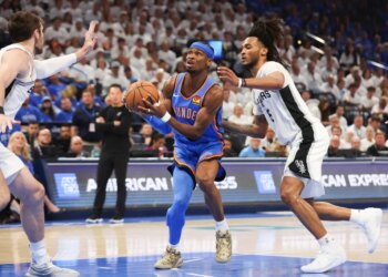 Shai Gilgeous-Alexander looking to shoot against Stephon Castle.