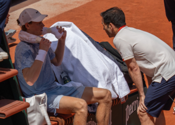 Jannik Sinner speaks with the physio during his French Open match.