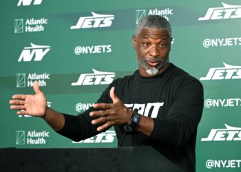 Jets head coach Aaron Glenn speaking to the media.