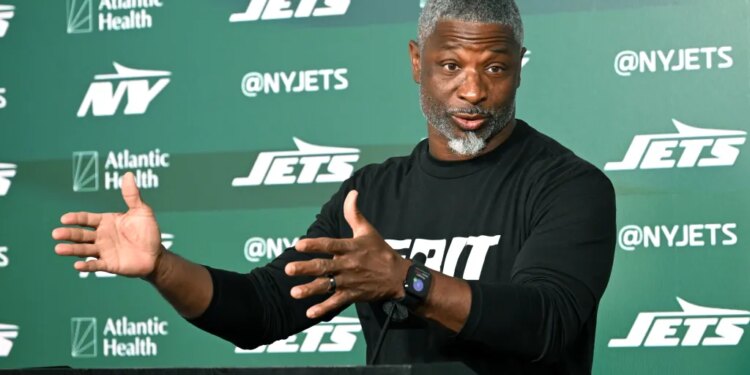 Jets head coach Aaron Glenn speaking to the media.