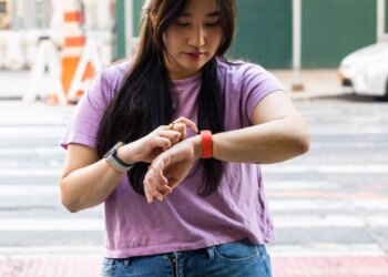 Person looking at Fitbit Charge 6 on their wrist.