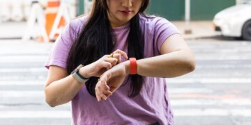 Person looking at Fitbit Charge 6 on their wrist.