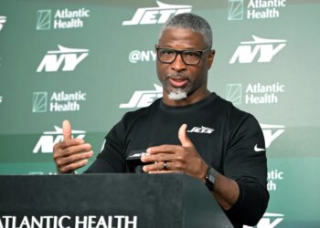 Jets coach Aaron Glenn speaking to the media.