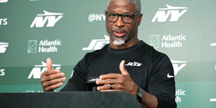 Jets coach Aaron Glenn speaking to the media.