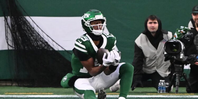 Jets wide receiver Adonai Mitchell (15) completes a reception for a touchdown during the third quarter of the Jets and Atlanta Falcons game in East Rutherford, NJ.