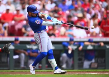 New York Mets' Bo Bichette (19) hits a single during the first inning.