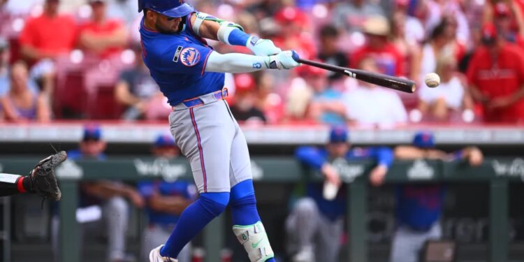 New York Mets' Bo Bichette (19) hits a single during the first inning.
