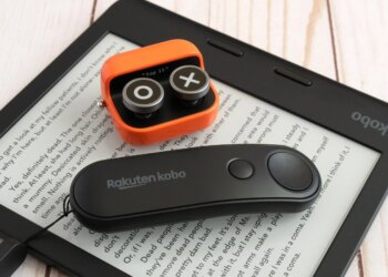 The Boox Tappy next to the Kobo Remote on a Kobo e-reader.