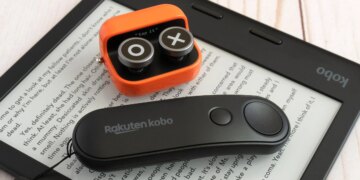 The Boox Tappy next to the Kobo Remote on a Kobo e-reader.