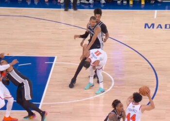 Basketball players from the Spurs and Knicks during a game.