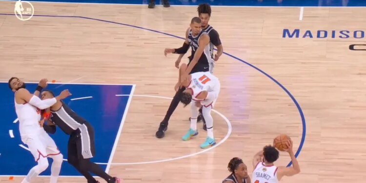 Basketball players from the Spurs and Knicks during a game.