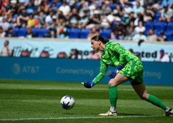 Gotham FC goalkeeper Shelby Hogan rolling out the ball during a game against the Houston Dash.