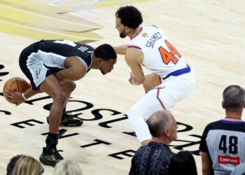 De'Aaron Fox struggles to keep the ball away from Landry Shamet during the Knicks' 105-95 Game 1 win over the Spurs in the NBA Finals on June 3, 2026 in San Antonio.