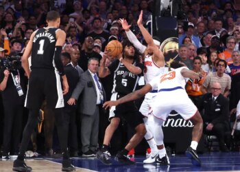 The Knicks defend Stephon Castle on the final possession of the game.