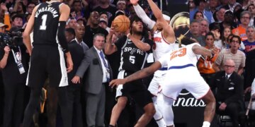 The Knicks defend Stephon Castle on the final possession of the game.