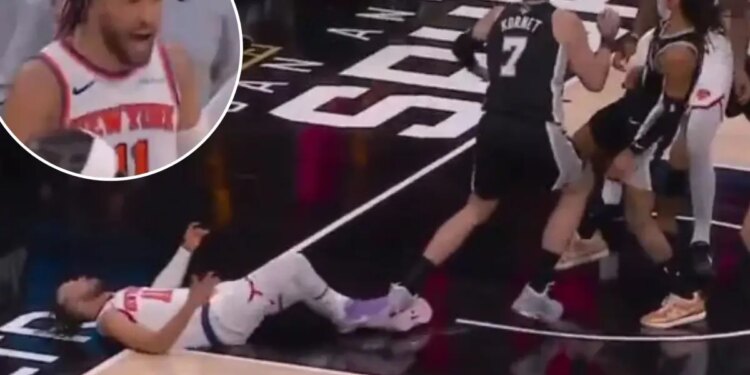 Jalen Brunson explodes at Scott Foster after Spurs player steps on ankle