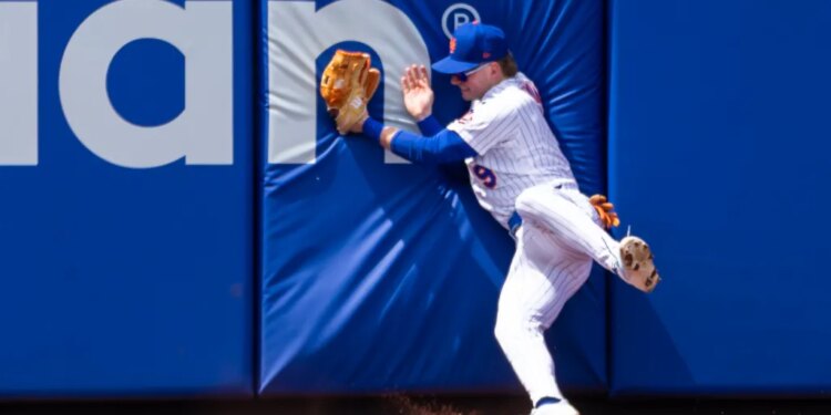 New York Mets center fielder A.J. Ewing making a nice catch.