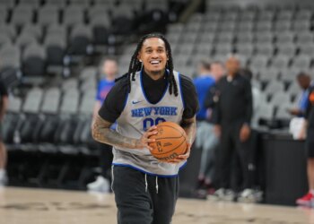 Knicks' Jordan Clarkson playing for dad in NBA Finals San Antonio homecoming