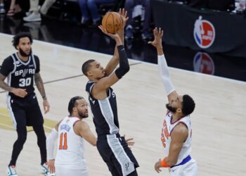 San Antonio Spurs forward Victor Wembanyama (1) puts up a shot over New York Knicks center Karl-Anthony Towns (32
