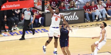 New York Knicks forward Og Anunoby (8) goes up for a dunk during the fourth quarter.