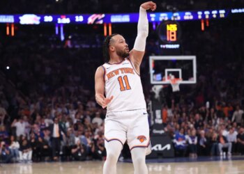 New York Knicks guard Jalen Brunson #11 shooting a 3-point shot in the 1st quarter.