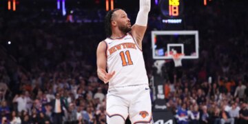 New York Knicks guard Jalen Brunson #11 shooting a 3-point shot in the 1st quarter.