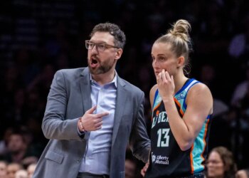 New York Liberty head coach Chris DeMarco talks to New York Liberty forward Leonie Fiebich (13).