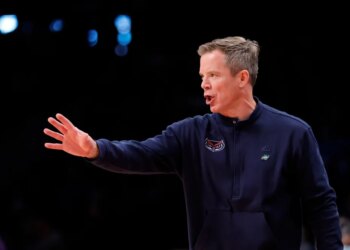 Florida Atlantic Owls head coach Dusty May calls out a play during the NCAA Tournament First Round game.