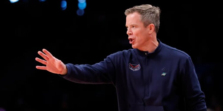 Florida Atlantic Owls head coach Dusty May calls out a play during the NCAA Tournament First Round game.