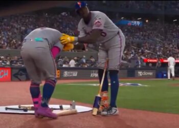 Ronny Mauricio accidentally hit Francisco Alvarez in the on-deck circle June 29.