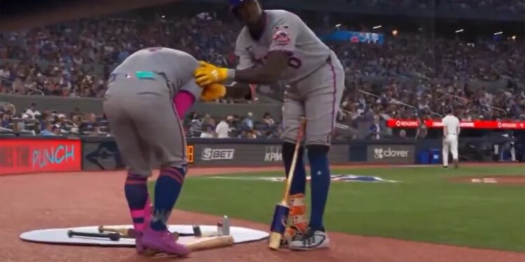 Ronny Mauricio accidentally hit Francisco Alvarez in the on-deck circle June 29.