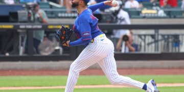 New York Mets pitcher Devin Williams pitching against the St. Louis Cardinals.