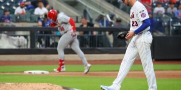 David Peterson looks down at the ground after giving up a two-run homer to Nelson Velázquez who round the bases in the third inning of the Mets' 9-2 loss to the Cardinals at Citi Field.