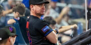 New York Mets manager Carlos Mendoza reacts in the dugout.