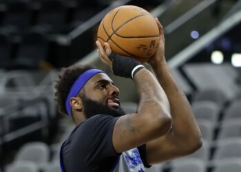 Mitchell Robinson, who is battling an injured right pinky, shoots a shot during Knicks practice on June 2, 2026 in San Antonio.