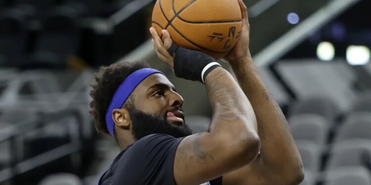Mitchell Robinson, who is battling an injured right pinky, shoots a shot during Knicks practice on June 2, 2026 in San Antonio.
