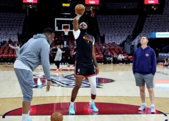 New York Knicks center Mitchell Robinson practices free throws during warm-ups.