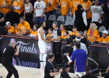 New York Knicks guard Jalen Brunson speaks with a referee after not receiving a foul call.