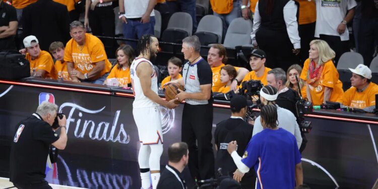 New York Knicks guard Jalen Brunson speaks with a referee after not receiving a foul call.