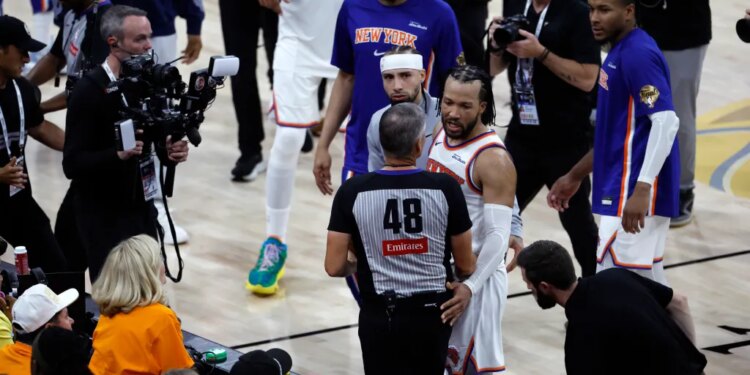 New York Knicks guard Jalen Brunson has words with a San Antonio Spurs fan at the end of the game.
