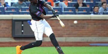 Ronny Mauricio rips an RBI double in the fourth inning of the Mets' 4-3 loss to the Cubs in 10 innings on June 25, 2026 at Citi Field.