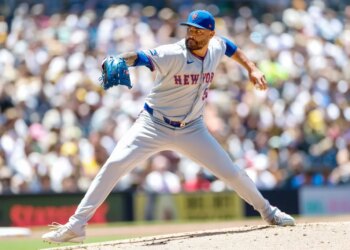 New York Mets relief pitcher Sean Manaea (59) throws a pitch against the San Diego Padres.