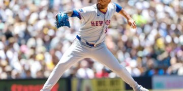 New York Mets relief pitcher Sean Manaea (59) throws a pitch against the San Diego Padres.