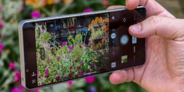 Photo of the Sony Xperia 1 VIII in front of flowers, showing the AI Camera Assistant