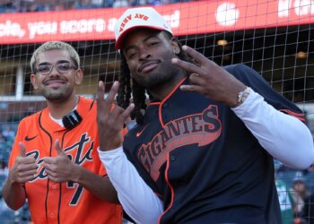 Twitch Streamer N3on hilariously takes over Giants game with Najee Harris