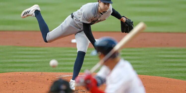 New York Yankees pitcher Cam Schlittler (31) throws a pitch during the first inning.