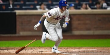 New York Mets center fielder A.J. Ewing (9) hits a single against the Atlanta Braves.