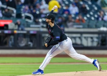 New York Mets pitcher Clay Holmes (35) throws a pitch in the first inning against the Athletics.